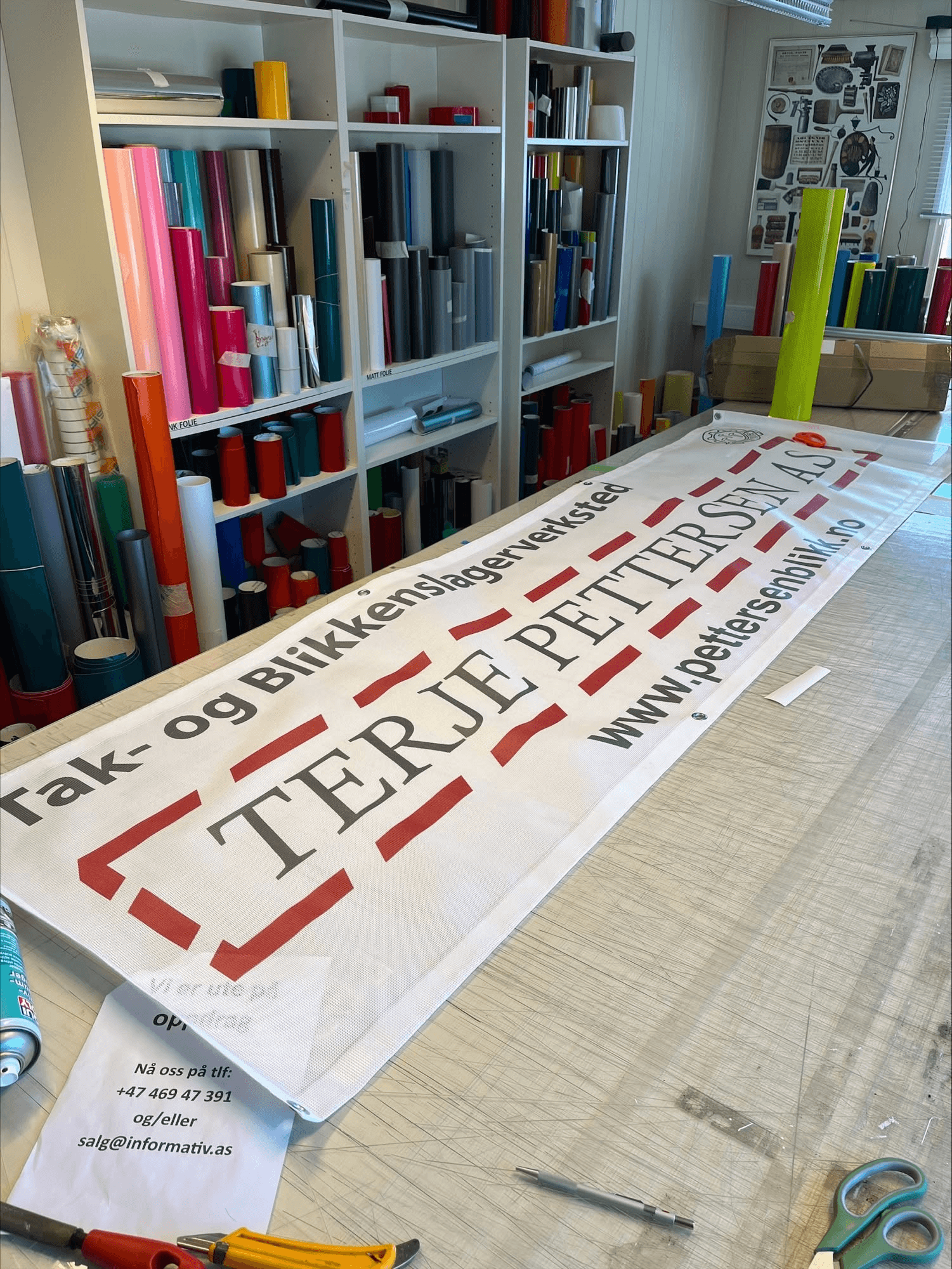 Bannerproduksjon i verkstedet