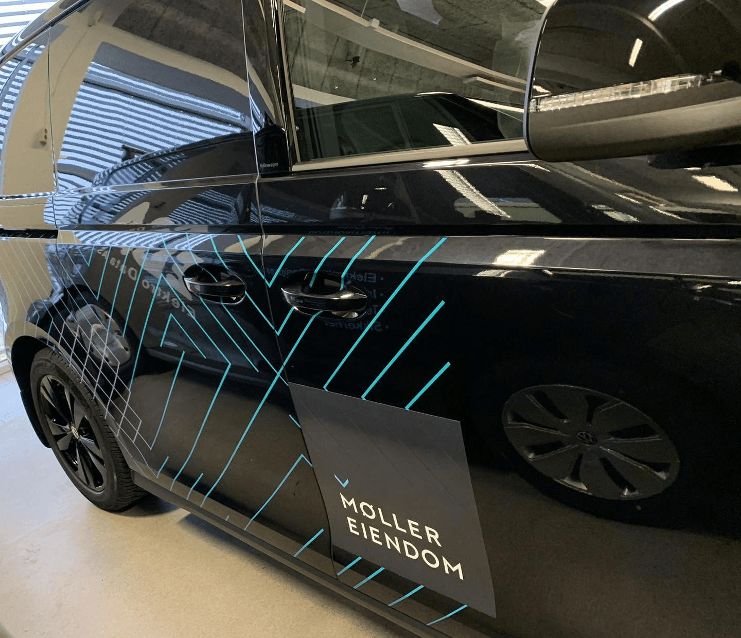 Varebildekor for Møller Eiendom – geometrisk profilering