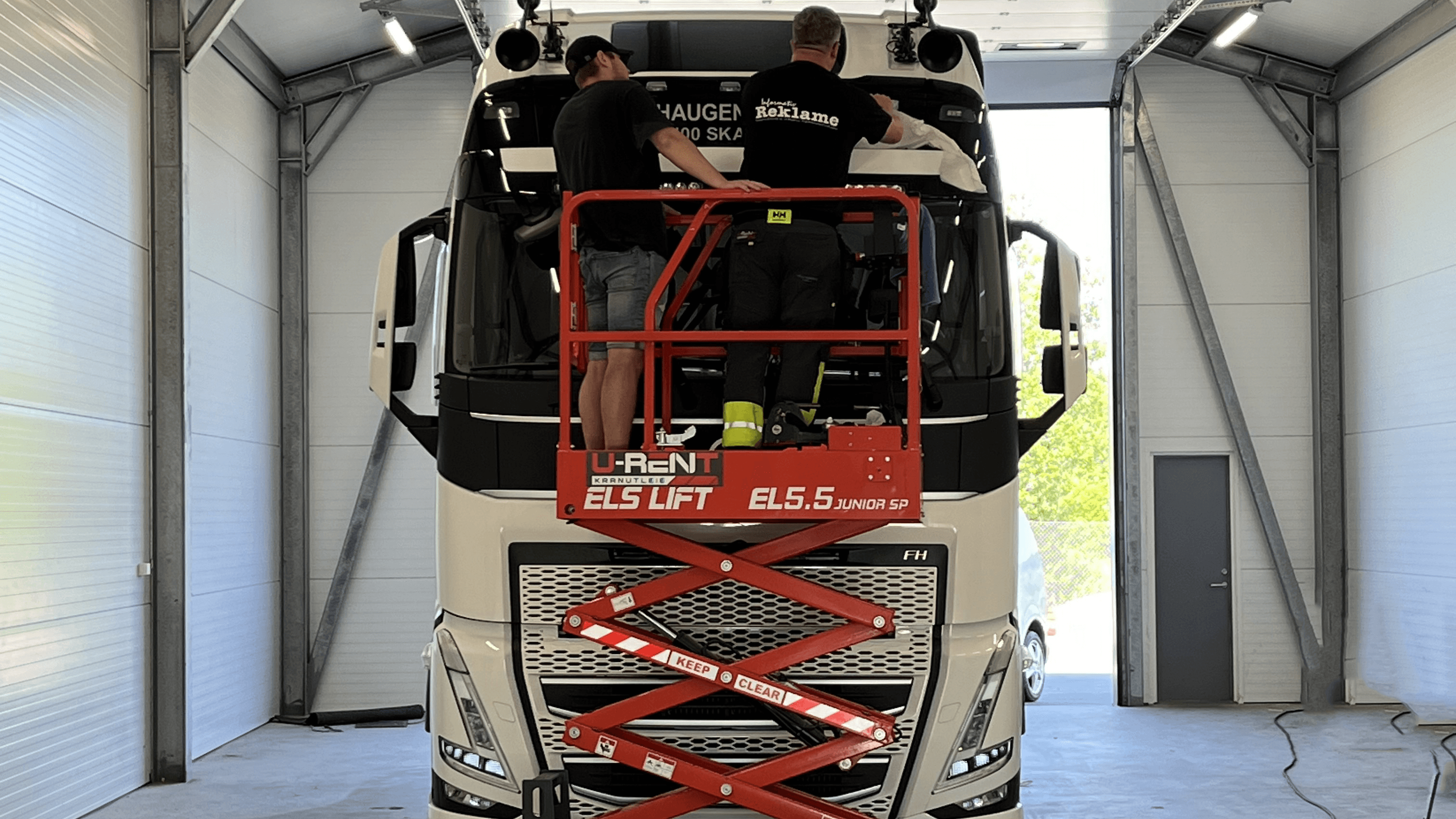 Informativ Reklame monterer dekor på lastebil - profesjonelt arbeid i Glåmdalen